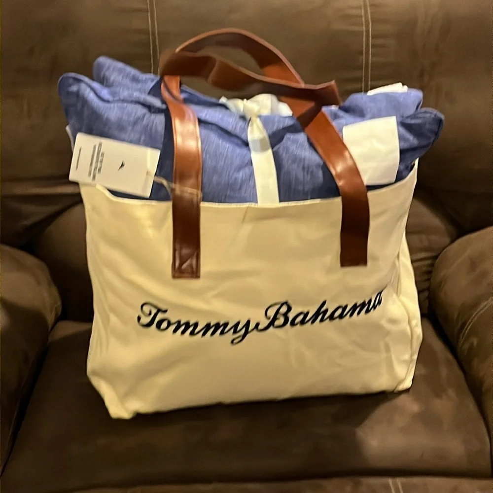Tommy Bahama 2 Outdoor Patio Porch Throw Pillows with Tote new 20”x20”